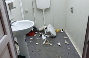 Coşuri rupte, uşi sparte, mobilier distrus. Imagini revoltătoare cu pagubele produse pe domeniul public în Piteşti