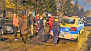 UPDATE/VIDEO: BĂRBATUL CARE ȘI-A INCENDIAT APARTAMENTUL ȘI A AMENINȚAT CU CUȚITUL POLIȚIȘTII ȘI POMPIERII A FOST IMOBILIZAT