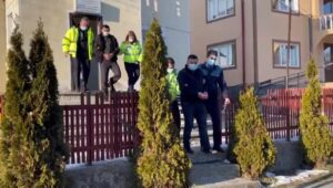 Video: Bărbat cu maxilarul rupt, după o bătaie în stradă. Două persoane au ajuns în arest