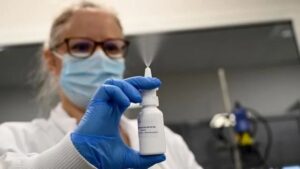 Un spray nazal obișnuit ar putea reduce riscul de infectare cu Covid!
