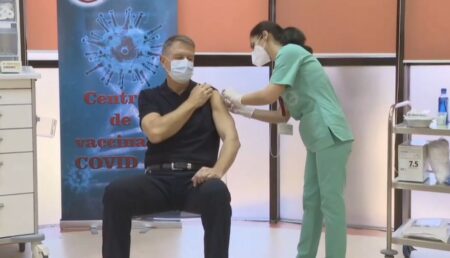 VIDEO: Iohannis s-a vaccinat anti-COVID în direct!