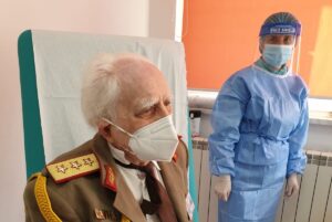 La 100 de ani, s-a vaccinat. Mesajul veteranului de război pentru generaţia tânără