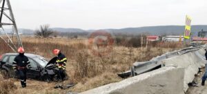 Video: O maşină a zburat peste parapeţi la ieşirea din Piteşti