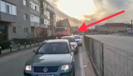 Video – Pompieri în acțiune, blocați la bariera de la Bascov