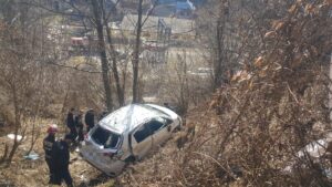 Autoturism în râpă şi trei victime blocate în interior. Intervenţie ISU Argeş