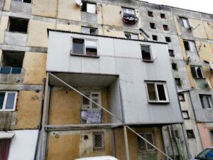 Balcoanele construite ilegal vor fi demolate la Câmpulung