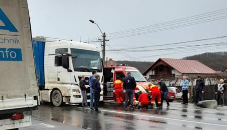 Copil lovit de TIR la Valea Ursului