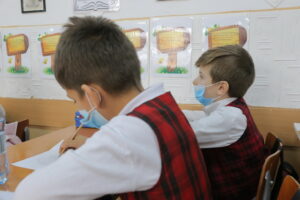 Prezenţa fizică la şcoală atârnă de un fir de aţă: un singur caz de COVID şi s-a terminat