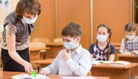 Masca și tirajul epidemiologic, din nou în școli și grădinițe