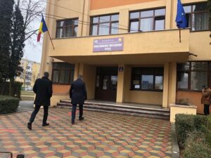 Primarul Gentea, vizite-fulger în şcolile din Piteşti