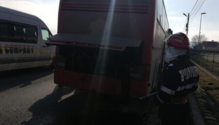 Un autobuz cu pasageri a luat foc lângă Mioveni