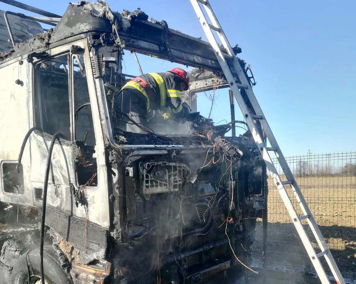 Video: Camion mistuit de flăcări într-o comună din Argeş