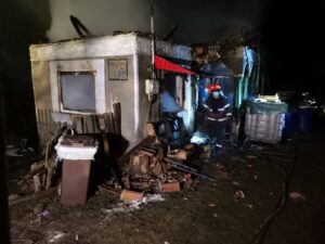 Incendiu devastator în Argeş. Tavanul casei s-a prăbuşit și un om a ars de viu