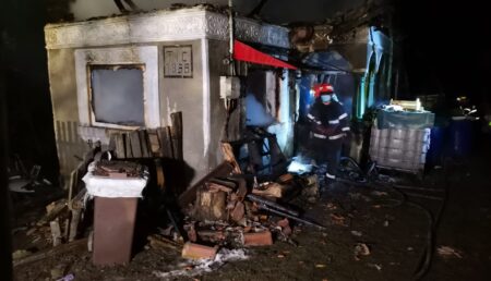 Incendiu devastator în Argeş. Tavanul casei s-a prăbuşit și un om a ars de viu