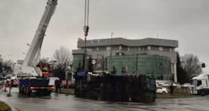 Autoutilitară cu gunoi, răsturnată. Şoferul, blocat în habitaclu