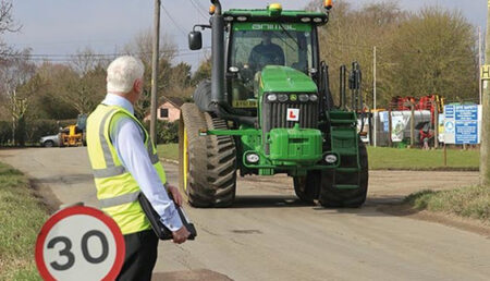 Amenzi pentru tractorişti care intră pe drumuri cu roțile murdare de noroi
