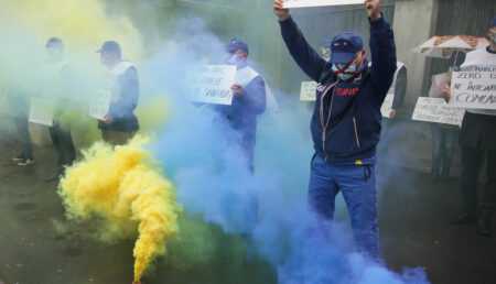 Protest cu fumigene la Ministerul Muncii