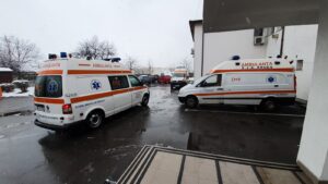 Video: Angajați ai Serviciului de Ambulanță Argeș, luați pe sus de mascați