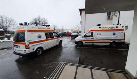 Video: Angajați ai Serviciului de Ambulanță Argeș, luați pe sus de mascați