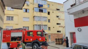 Update video – Incendiu într-un apartament din Mioveni. Cauza ar fi un televizor