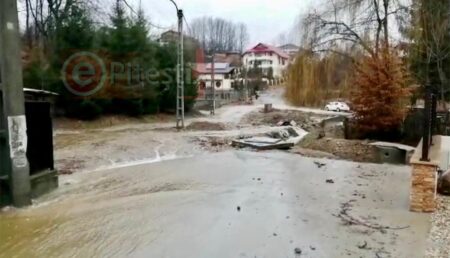 Video – Inundație pe aleea Velișoara din Pitești