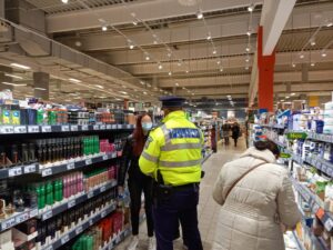 Video – Acțiune a polițiștilor și jandarmilor în baruri și supermarketuri