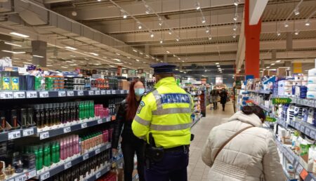 Video – Acțiune a polițiștilor și jandarmilor în baruri și supermarketuri