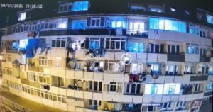 Video: Prinşi din nou că aruncă gunoaie pe geam. Locatarii, trimişi în instanţă pentru evacuare