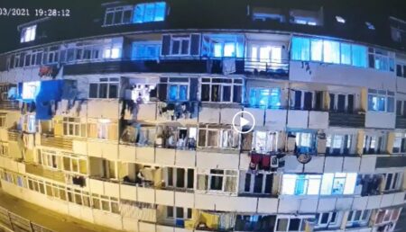 Video: Prinşi din nou că aruncă gunoaie pe geam. Locatarii, trimişi în instanţă pentru evacuare