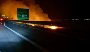 VIDEO – Pericol pentru șoferi pe autostrada! Incendiu major!