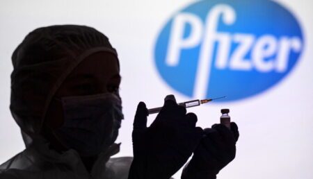 Noi doze de vaccin Pfizer sosesc, mâine, în România