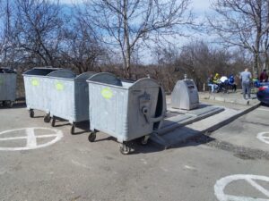 S-a stricat maşina de gunoi a Primăriei! Piteştenii au acum tomberoane clasice, lângă containere îngropate