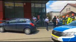 Video – Pitești: O șoferiță a intrat cu mașina în clădirea Praxis de pe Teilor