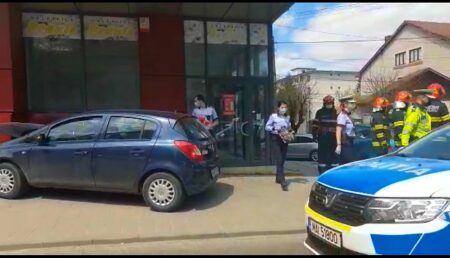 Video – Pitești: O șoferiță a intrat cu mașina în clădirea Praxis de pe Teilor