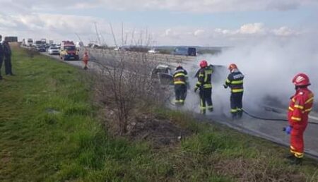 Un BMW a luat foc pe Autostradă, lângă Pitești!