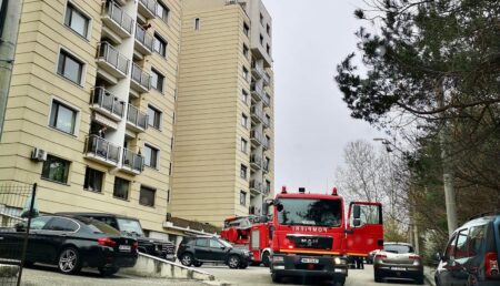 S-a întâmplat în Pitești. Copii rămași închiși în apartament, mama, blocată pe balcon