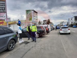 Video: Şoferiţă pericol public în Piteşti. A avariat mai multe maşini