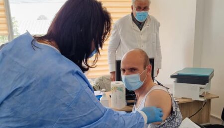 Primarul comunei Bârla s-a vaccinat la centrul deschis ieri, în comună