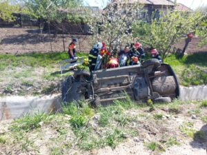 Video – Valea Mare Pravăț: Un șofer s-a răsturnat cu mașina în șanț. O persoană, transportată la spital