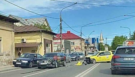 Taxi implicat într-un carambol cu alte două autoturisme în Pitești
