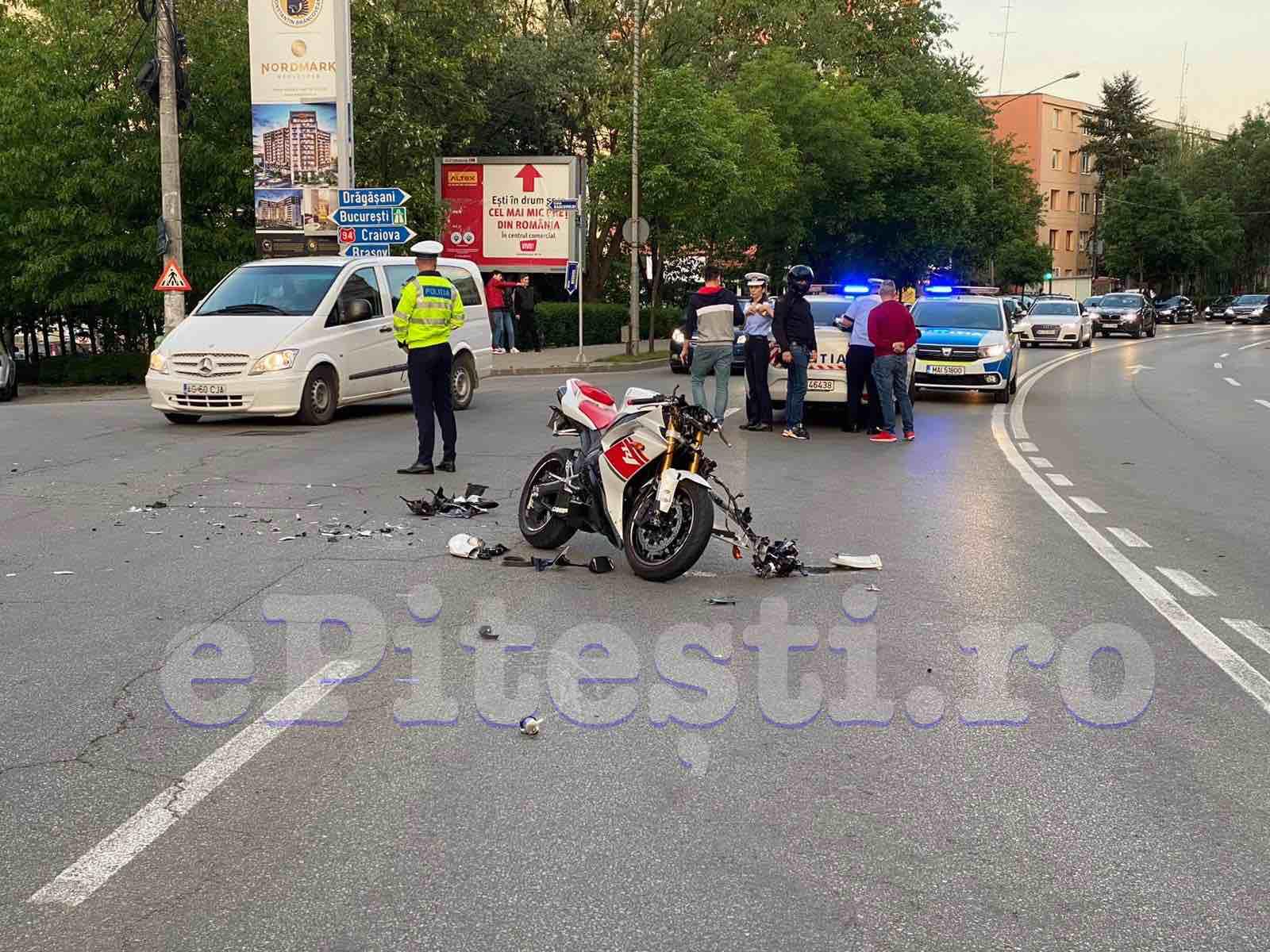 Accident în Piteşti Nord. Din impact, motocicleta a rămas fără ghidon