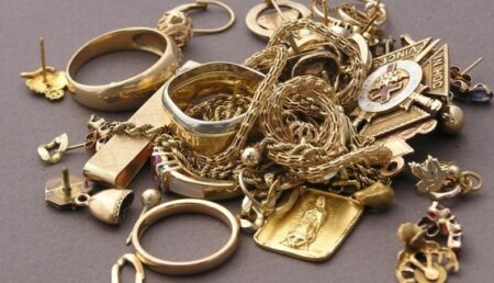 Două femei au furat bijuterii în valoare de 50.000 de lei, după ce au cerut să le probeze