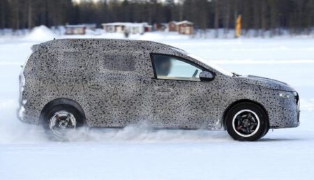 Noi fotografii „spion” cu viitorul crossover Dacia, supranumit Grand Duster