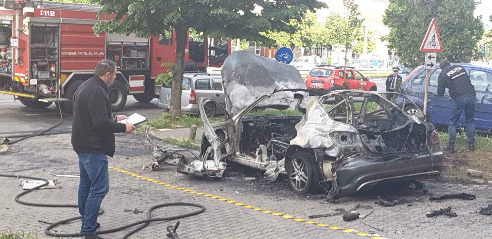 O mașină de lux a explodat în parcarea unui supermarket. Șoferul autoturismului a murit carbonizat