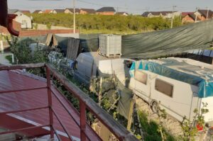 O construcție fără autorizație, coșmarul unui localnic din Moșoaia. „Este un real pericol!”