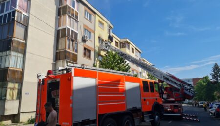 La Costești, locatarii unui bloc au dat foc la gunoaie în subsol