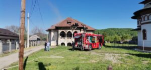 Video – Acum! Fost dispensar din Argeș, cuprins de flăcări