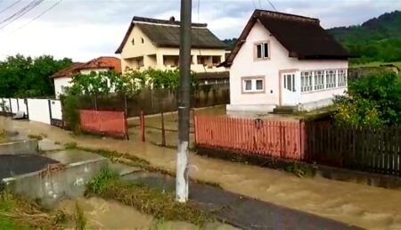 Video – Argeș: Mai multe gospodării au fost inundate
