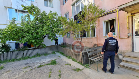 Video: Un copil de 4 ani a căzut de la etajul unui bloc din Piteşti. S-a deschis dosar penal