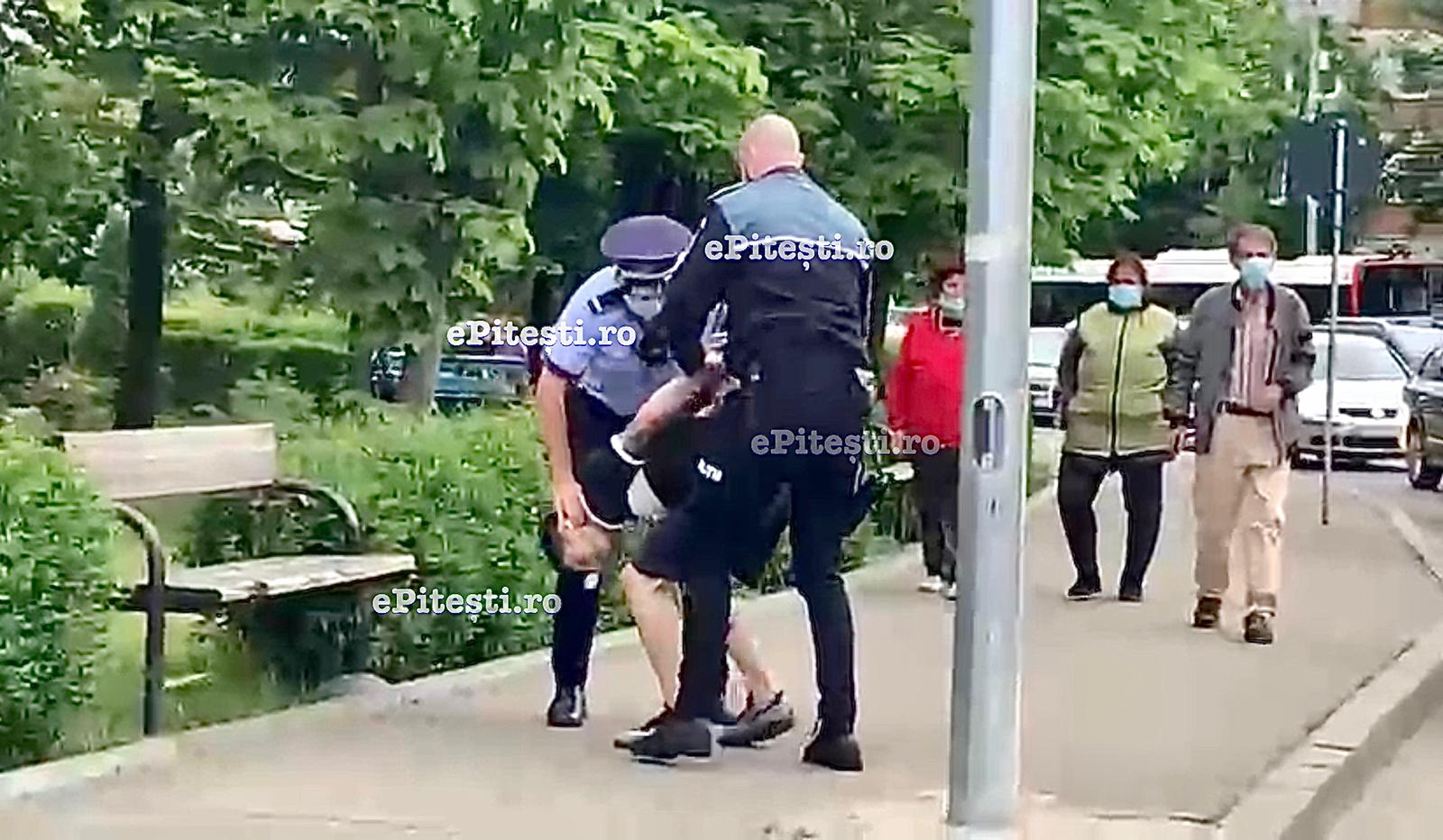 Video: Momentul încătuşării tânărului agresiv din Trivale. Poliţiştii l-au culcat la pământ